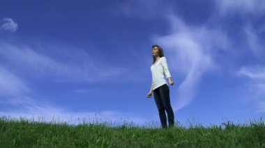 Genç mutlu kadın atlıyor