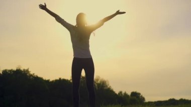 Çekici genç kadın siluet dans