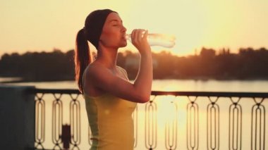Güzel atletik kadın içme suyu