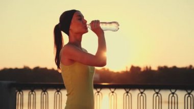 Güzel atletik kadın içme suyu