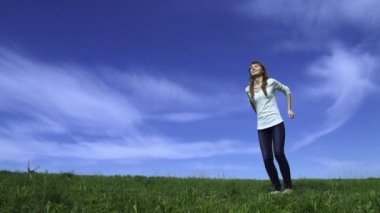 Genç mutlu kadın atlıyor