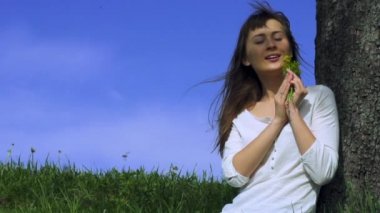 genç kadın sarı çiçek kokulu