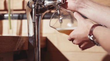 Barmenin dökme bardak bira bira eller