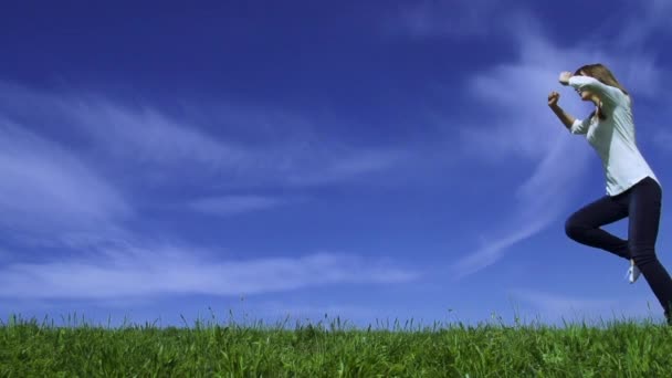 Mujer atractiva divirtiéndose al aire libre — Vídeo de stock