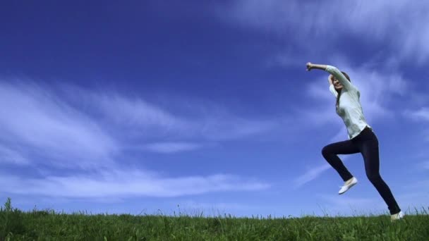 Mujer atractiva divirtiéndose al aire libre — Vídeos de Stock