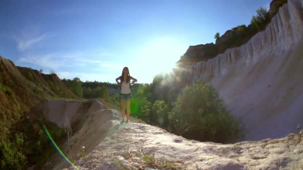 Senderismo turístico de mujer en el Gran Cañón — Vídeos de Stock