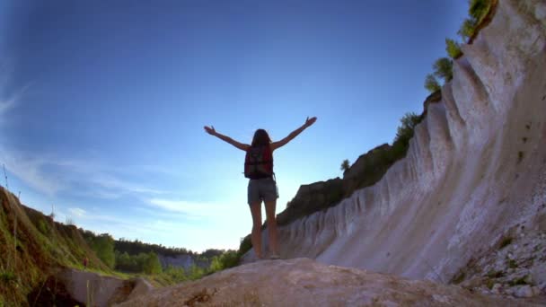 大峡谷的徒步旅行女人 — 图库视频影像