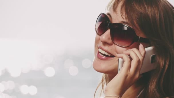スマートフォンを話す美しい若い女性 — ストック動画