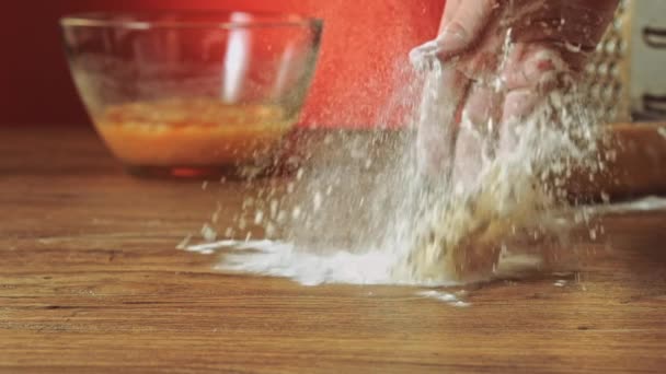 Mehl wird auf Küchentisch geworfen — Stockvideo