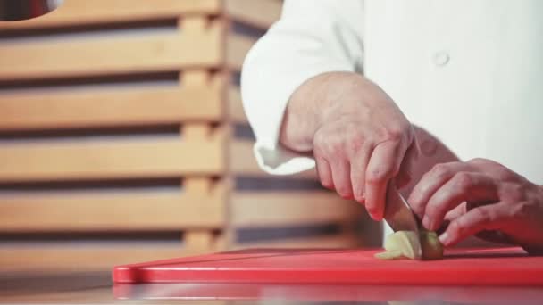 Koch schneidet Gurke mit Messer — Stockvideo