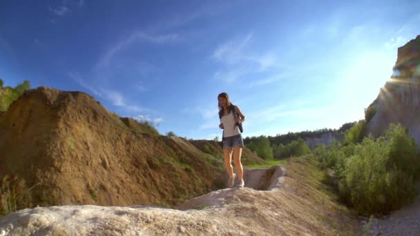 Mujer senderista en Gran Cañón — Vídeos de Stock