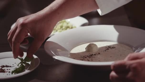 做饭和准备食物的手 — 图库视频影像