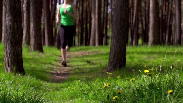 Jeune femme sportive courir 