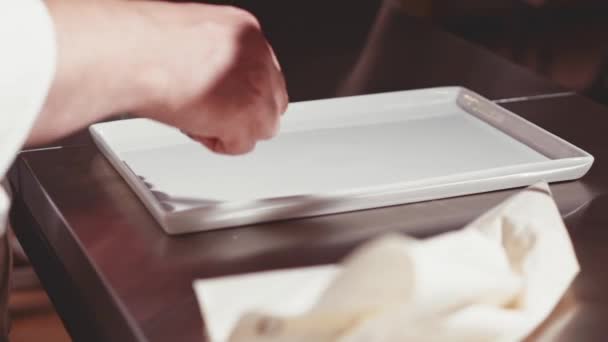 Koch kocht und bereitet Essen zu — Stockvideo