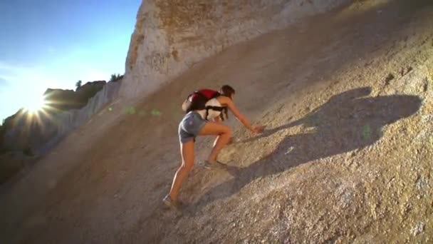 Mulher caminhadas e escalada — Vídeo de Stock