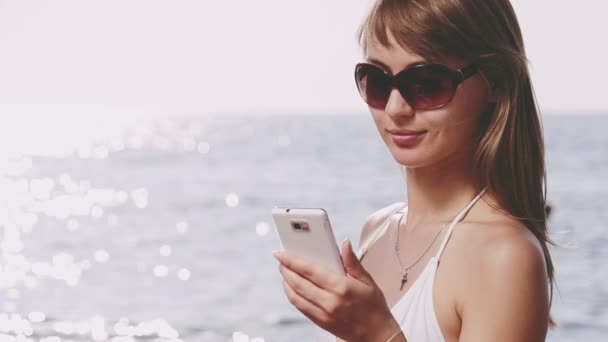 Hermosa mujer joven hablando smartphone — Vídeo de stock