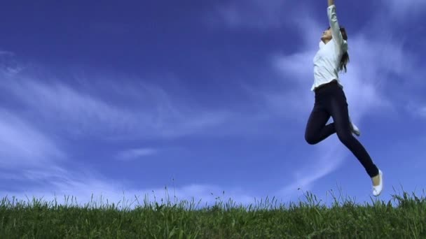 Attractive woman having fun outdoors — Αρχείο Βίντεο