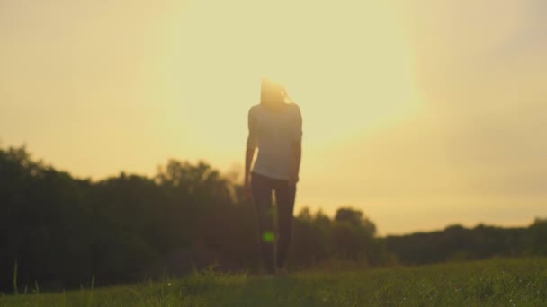 Vrouw lopen op zomer weide — Stockvideo