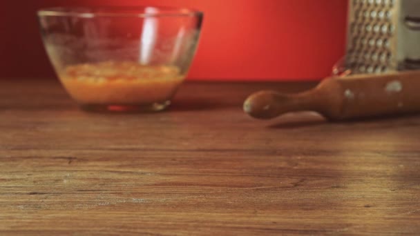 La farine est jetée sur la table de cuisine — Video