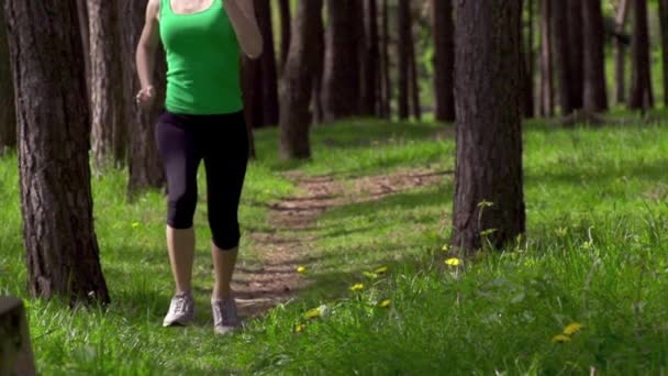Молода спортивна жінка біжить — стокове відео