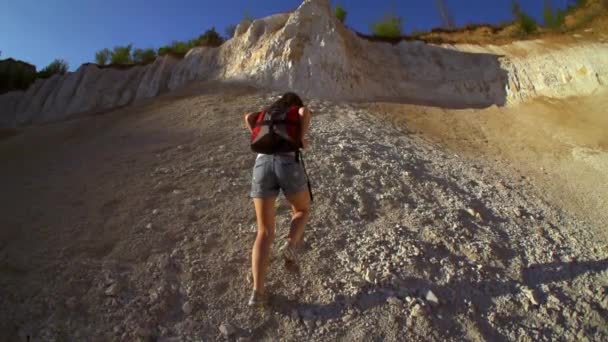 Mulher caminhadas e escalada — Vídeo de Stock