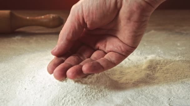 Mão preparando farinha — Vídeo de Stock