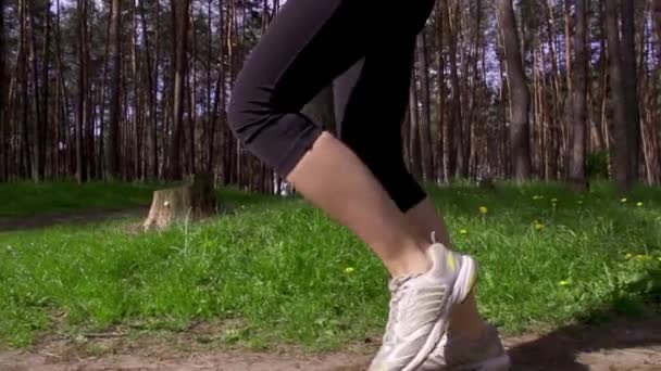 Бігун ноги біжать по сільській дорозі — стокове відео