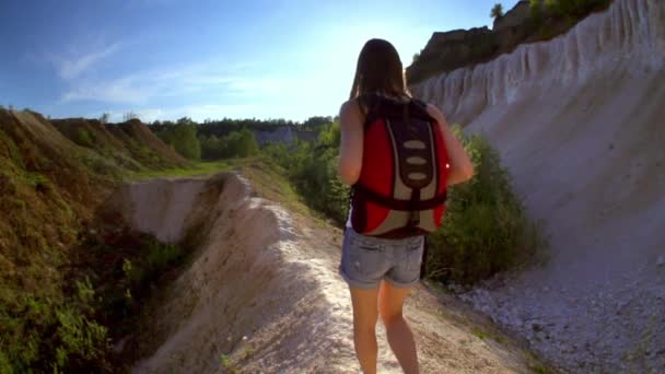 Túrázás nő turista kirándulás — Stock videók