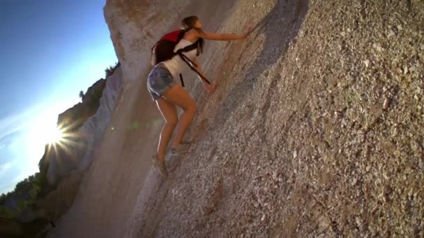 Woman hiking and climbing — Stok video