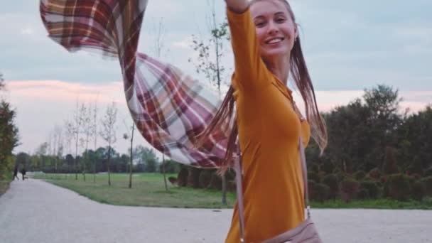 Lycklig vacker ung kvinna — Stockvideo