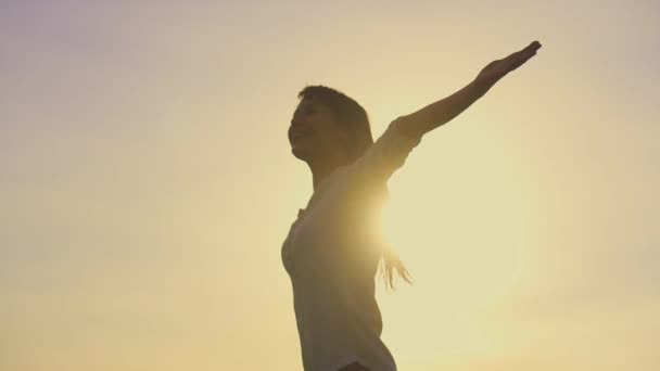 Attractive young woman silhouette dancing — Stock Video