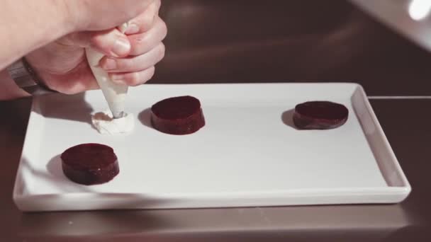 Chef mãos cozinhar e preparar alimentos — Vídeo de Stock