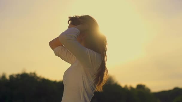 Aantrekkelijke jonge vrouw silhouet dansen — Stockvideo