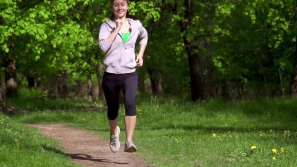 Young sports woman running — Stock Video