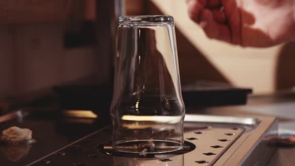 调酒师的手洗玻璃 — 图库视频影像