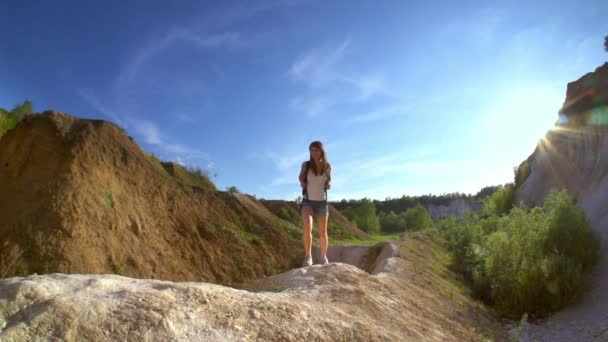 大峡谷的徒步旅行女人 — 图库视频影像