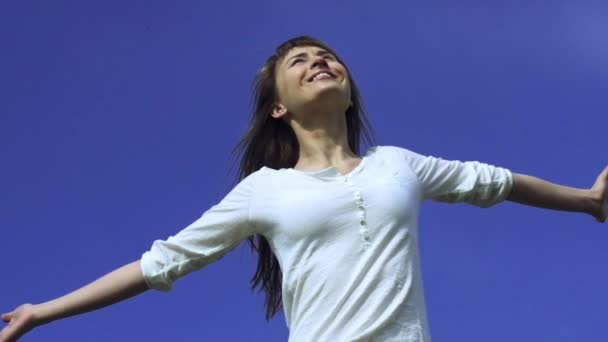 Fröhliche junge Frau tanzt draußen — Stockvideo