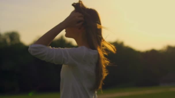 Aantrekkelijke jonge vrouw silhouet dansen — Stockvideo