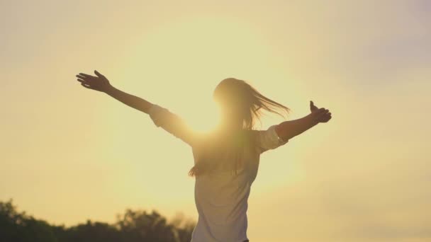 Attractive young woman silhouette dancing — Stock Video