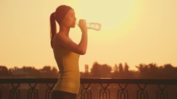 Beautiful athletic woman drinking water — Stock Video