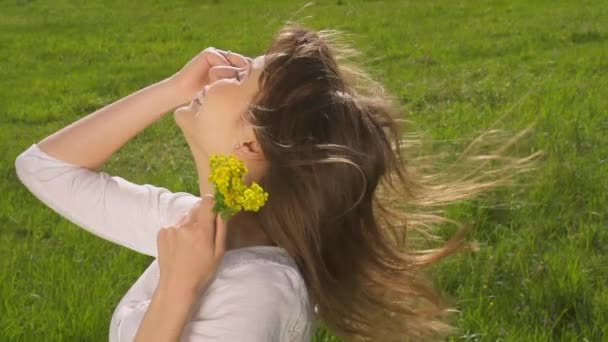 Mujer feliz estiliza su cabello — Vídeo de stock