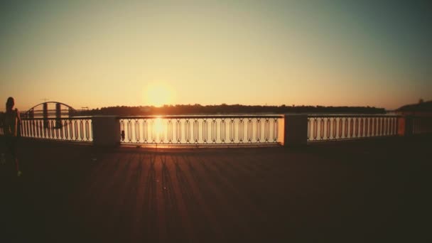 Runner femme jogging dans la lumière du soleil — Video