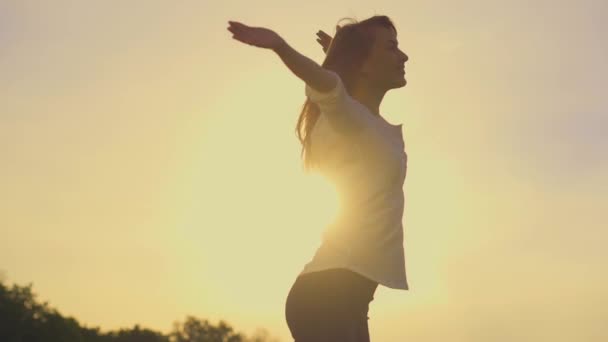 Aantrekkelijke jonge vrouw silhouet dansen — Stockvideo