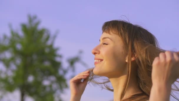 Estilos de mulher feliz seu cabelo — Vídeo de Stock