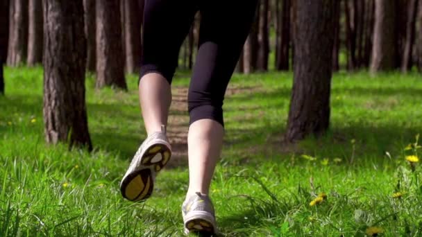 Молодая спортсменка бегает — стоковое видео