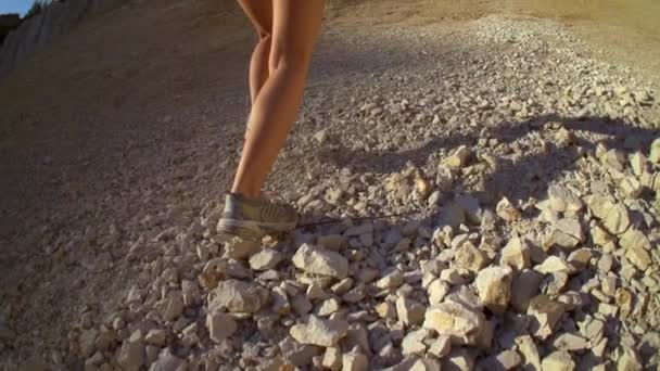 Жінка пішохідний туризм і скелелазіння — стокове відео