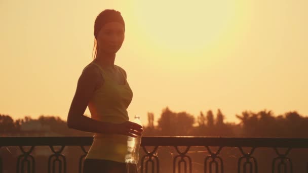 Красива атлетична жінка п'є воду — стокове відео