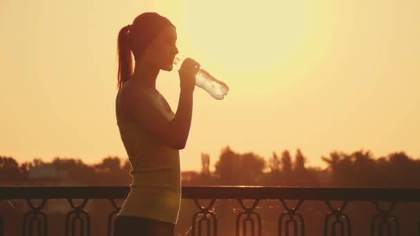Mooie sportieve vrouw drinkwater — Stockvideo