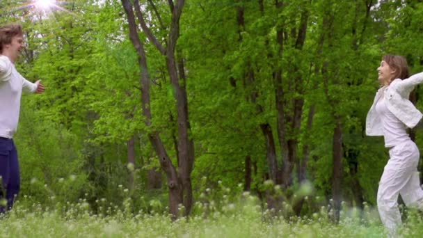 Młody mężczyzna i Kobieta, biegnące w kierunku — Wideo stockowe