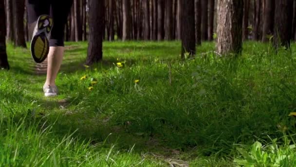 Jeune femme sportive courir 